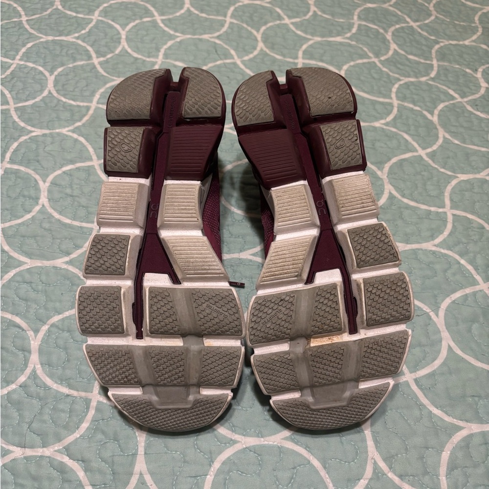 Women’s ON Cloud Cloudflyer size 7 - Picture 4 of 4
